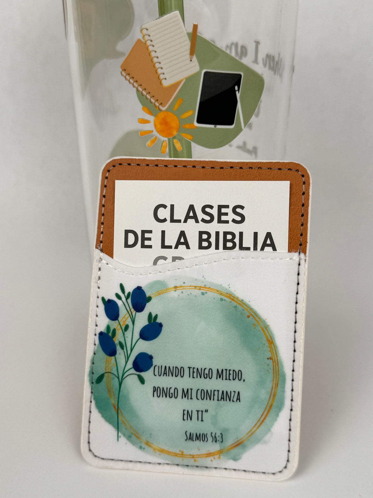 Phone card wallet with blue flowers and the quote "Cuando tengo miedo, pongo mi confianza en ti" (Salmos 56:3)