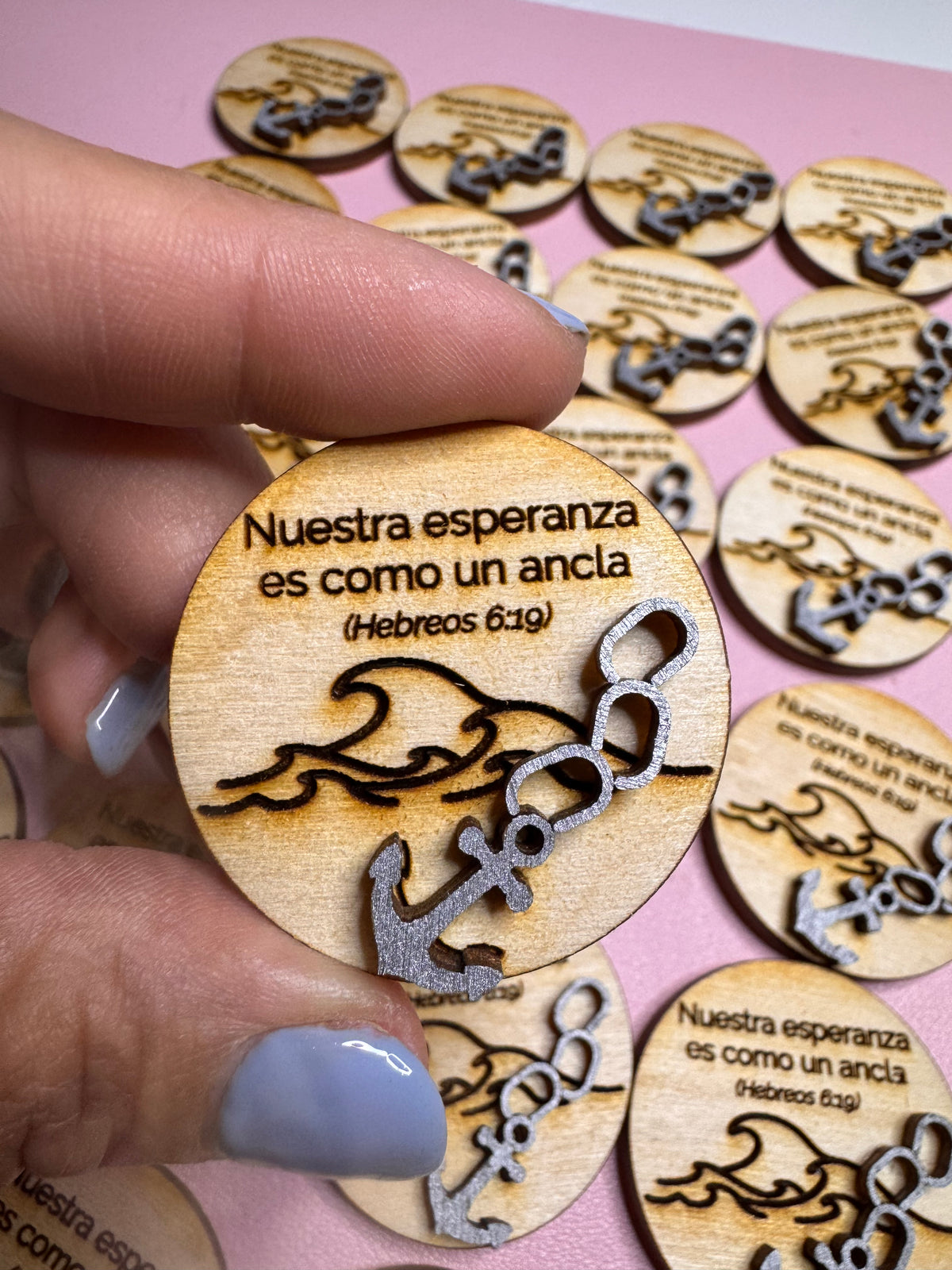 Engraved wood tokens with an anchor and waves and "Nuestra esperanza es como un ancla" (Hebreos 6:19)