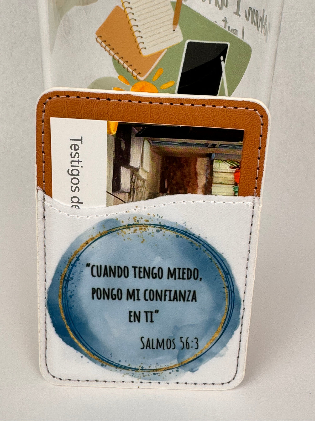 Phone card wallet with a blue watercolor circle and the Salmos 56:3 quote