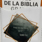Close-up of a phone card wallet with a dark watercolor square, gold frames and the Salmos 56:3 quote