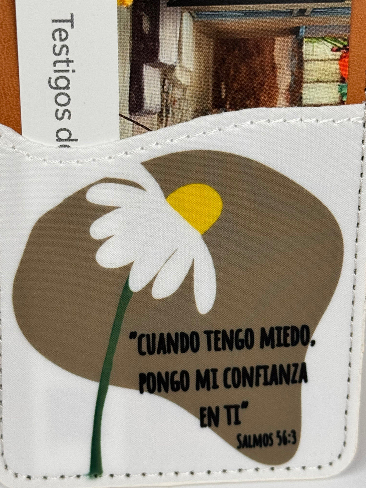Close-up of the daisy phone card wallet design with the Salmos 56:3 quote