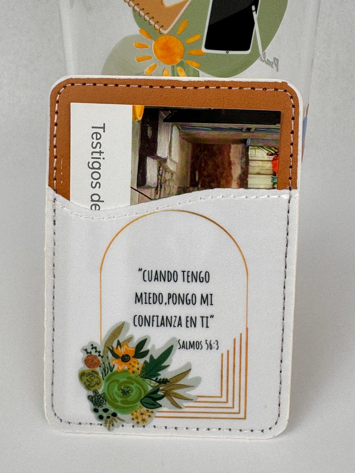 Phone card wallet with a green floral arch and the Salmos 56:3 quote, holding a card