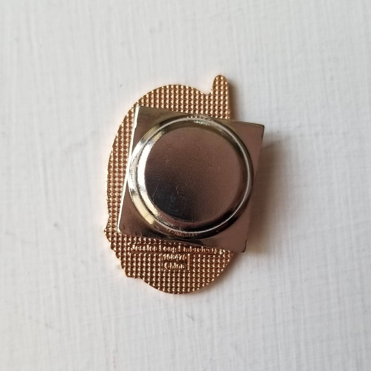 Back of the hummingbird needle minder showing its round magnet backing